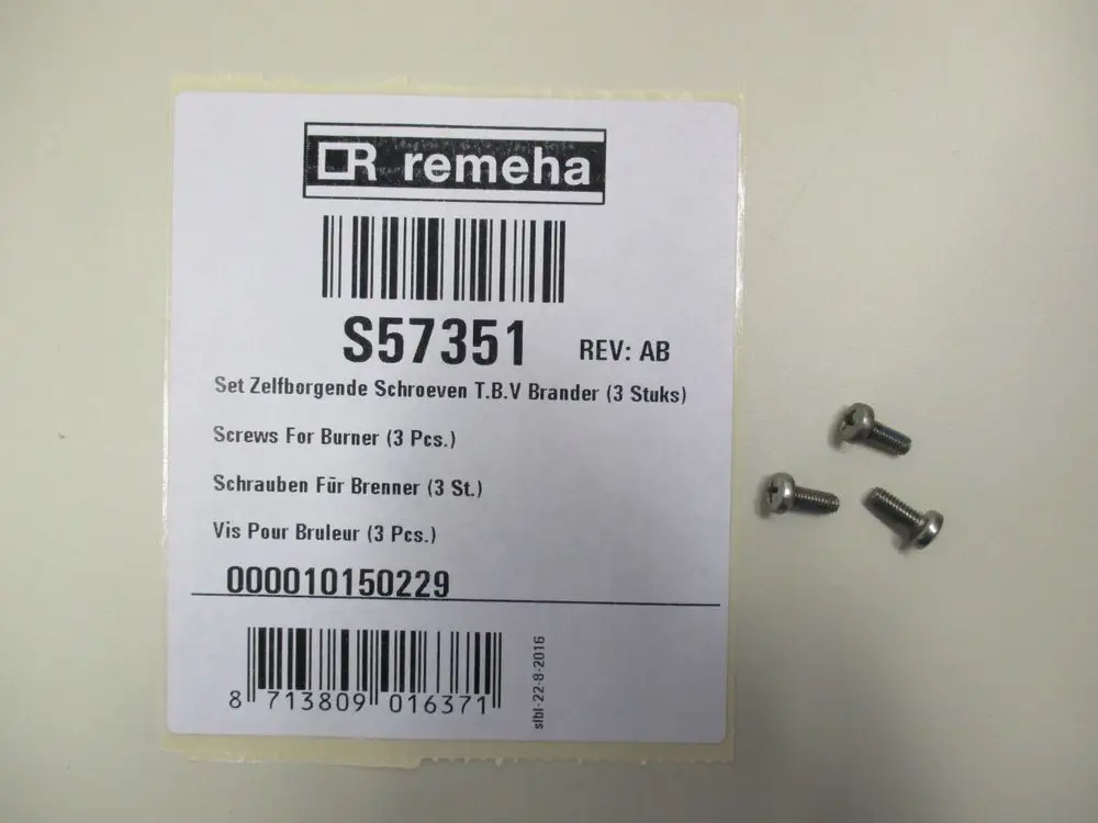 Drei Schrauben für einen Brenner, verpackt mit einem Etikett von Remeha, das die Artikelnummer und mehrsprachige Hinweise enthält.